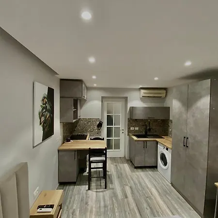 At U.s Embassy 02 شقة