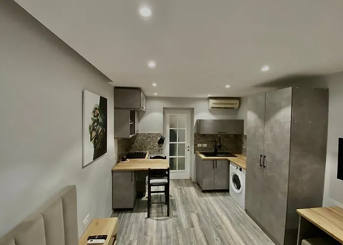 At U.s Embassy 02 شقة